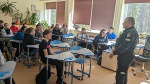 Read more about the article Su 7–8 klasių mokiniais bendravo policijos pareigūnai